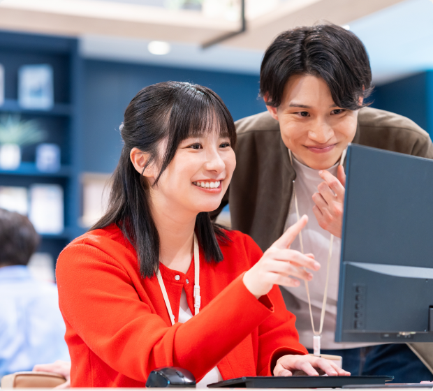家づくりを相談するアレスホームのスタッフ
