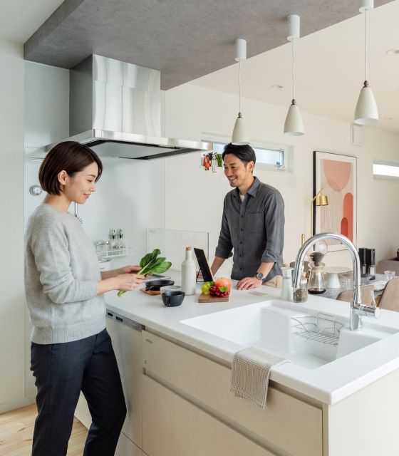 キッチンで料理をする夫婦
