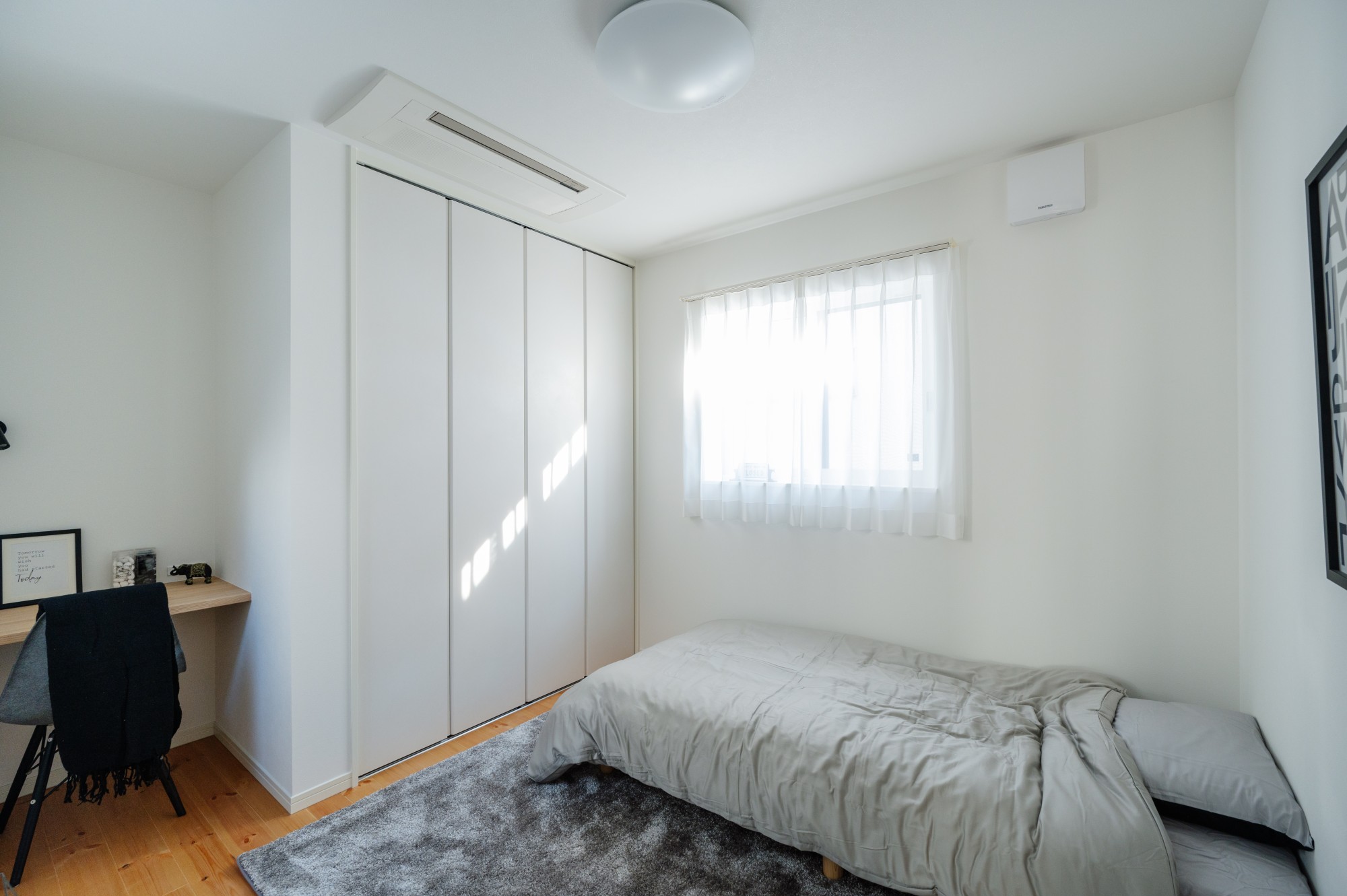 斜線の造形美が惹きつける白の平屋と、プライベート中庭が光を届ける上質な住まい