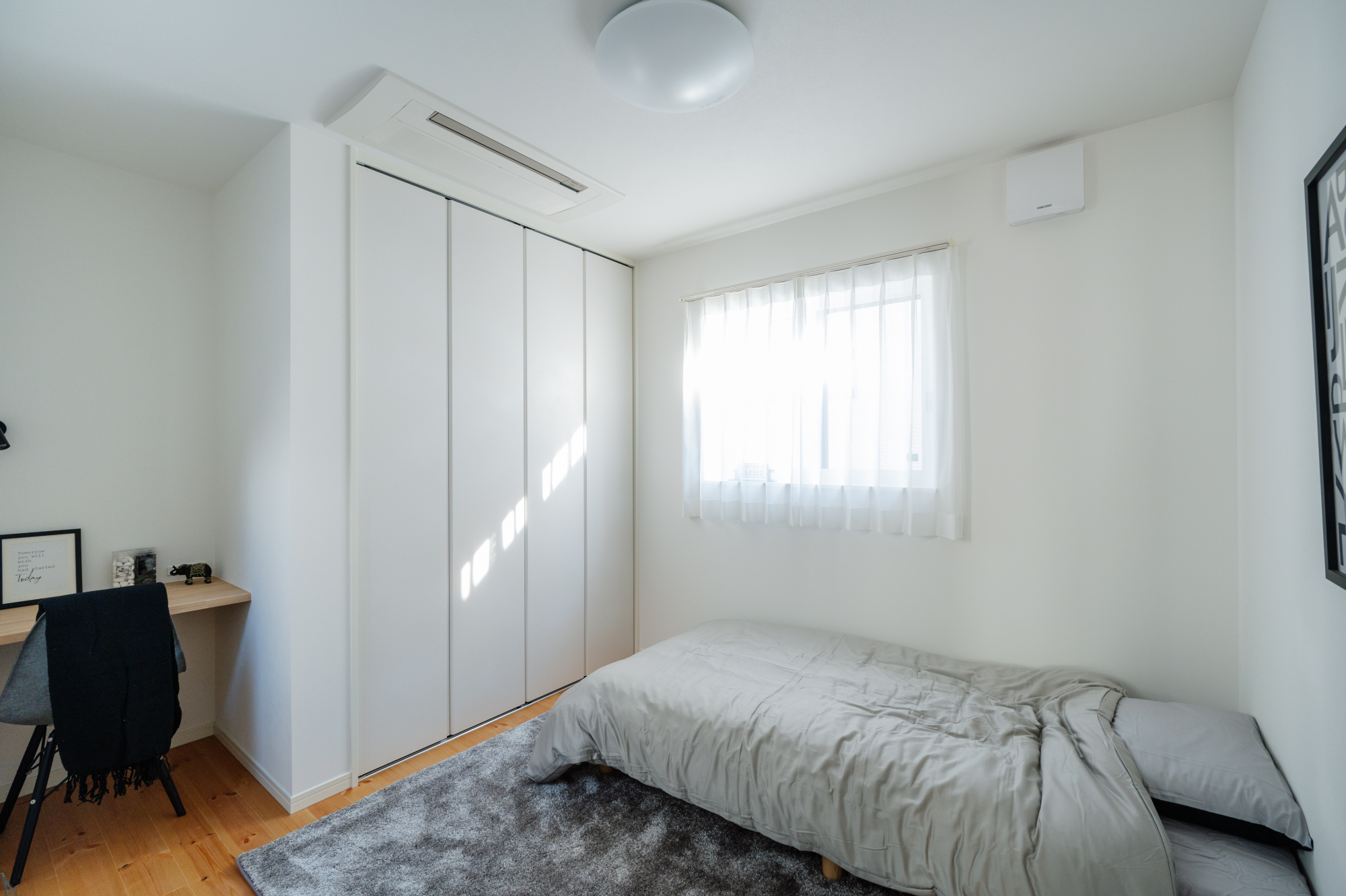 明るい光と白の建具が爽やかな、整った個室空間